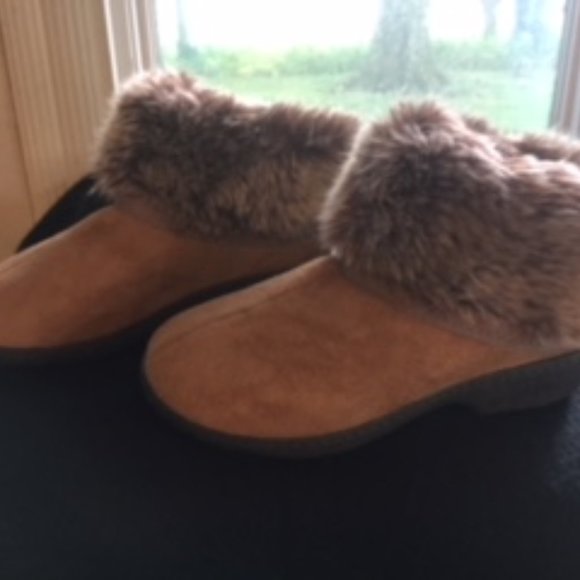isotoner Shoes - womens isotoner Addie Boot slippers size 6.5-7 isotoner Shoes - womens isotoner Addie Boot slippers size 6.5-7